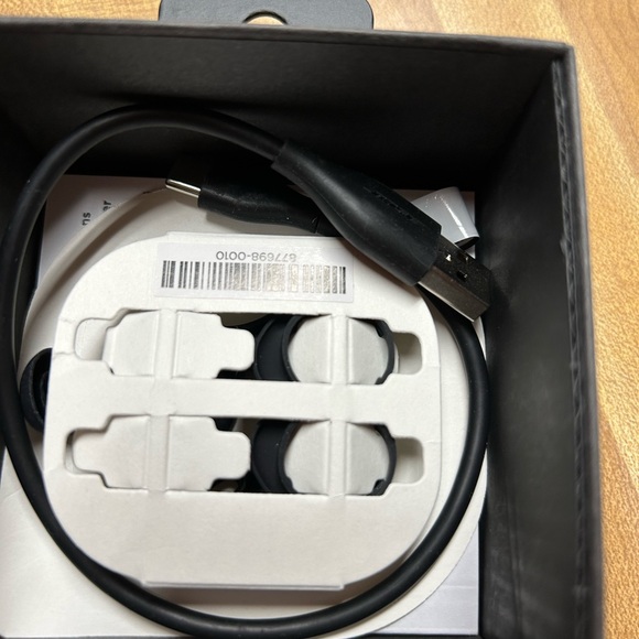 Noise canceling earbudsds - Picture 3 of 6